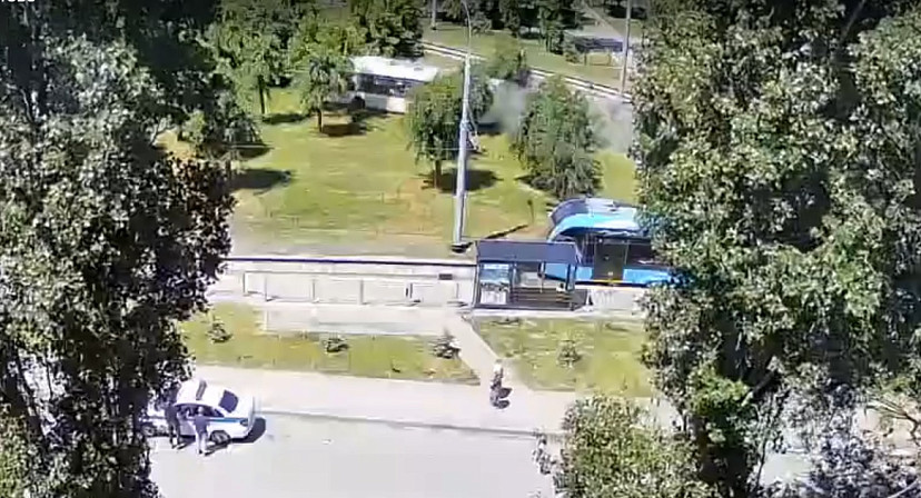 Появилось видео столкновения автобуса с деревом в Саратове